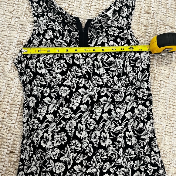 White and navyUnited colors of Benetton dress. Sleeveless fitted flair - Picture 4 of 4